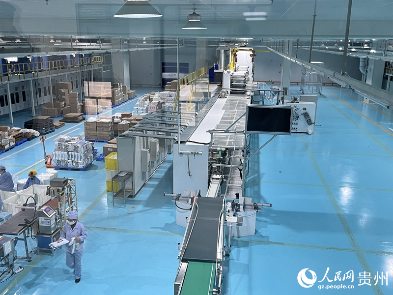 貴州卡布嬰童用品有限責任公司5G智能化生產車間。人民網 陳潔泉攝