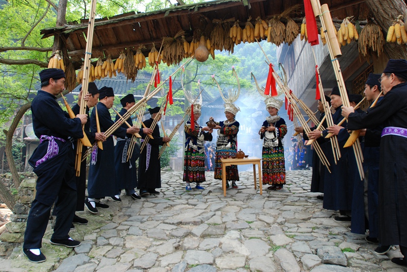 苗家攔門酒喜迎八方客 (王紹帥 攝 )