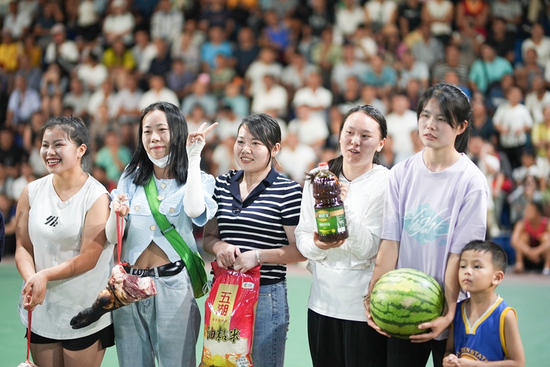 比賽中場群眾參與投球領禮品活動。臺江縣融媒體中心供圖