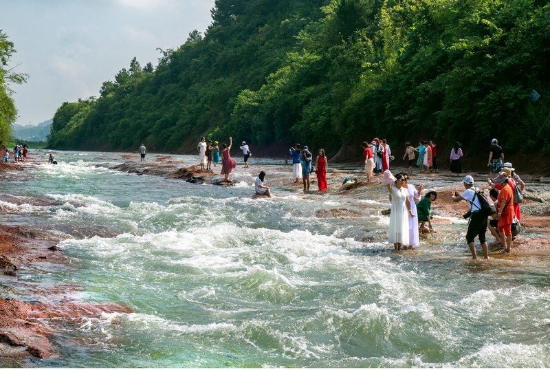 樂在紅石灘。高錫杰攝