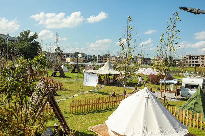 “露營熱”掀起休閑度假潮。盧雪攝