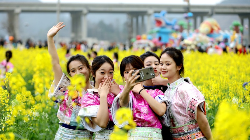 游客打卡油菜花海。余雷攝