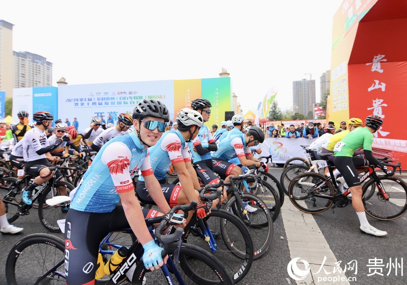 2、參賽選手準備出發。人民網 顧蘭云攝.JPG