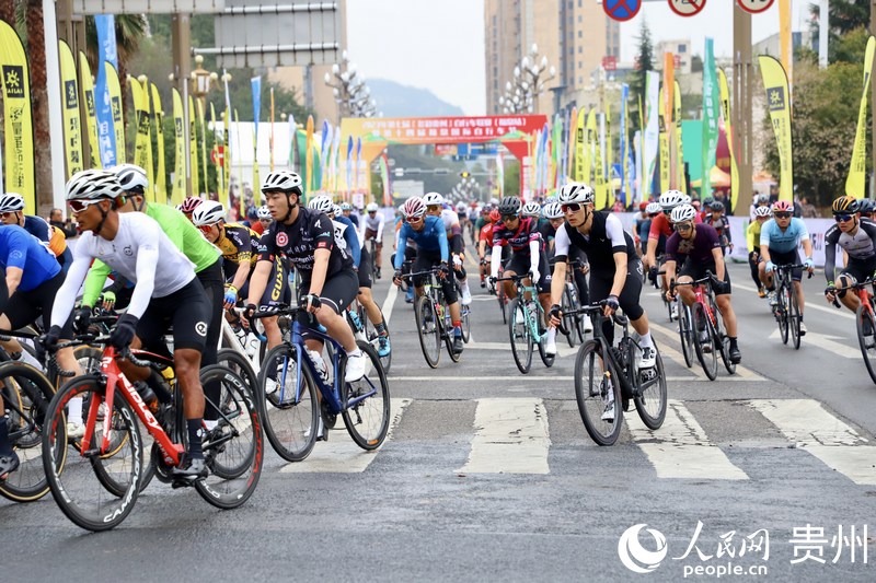 4、參賽選手經過第一個彎道。人民網 顧蘭云攝.JPG