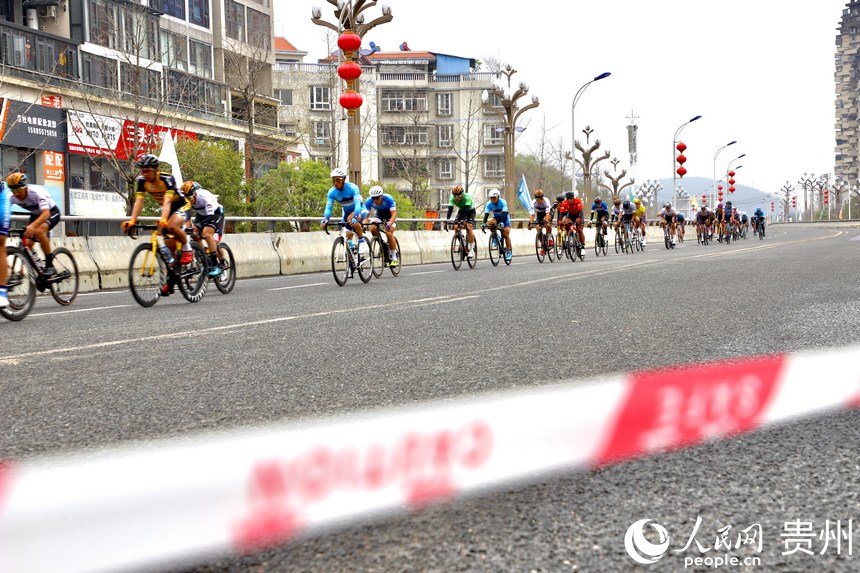 參賽選手通過下坡路段。人民網 顧蘭云攝