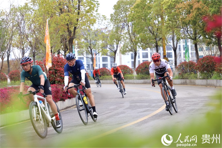 參賽選手在彎道行駛。人民網 顧蘭云攝