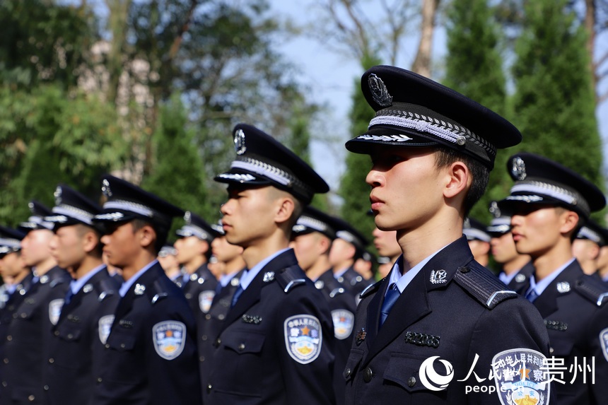 活動現場肅穆站立的警院學子。人民網 顧蘭云攝
