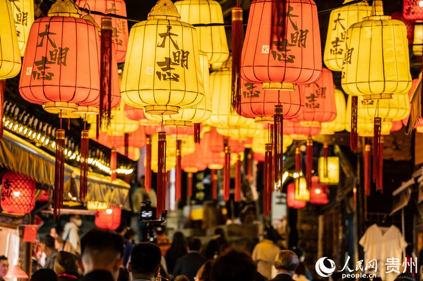 青巖古鎮里張燈結彩的街道。人民網 陽茜攝