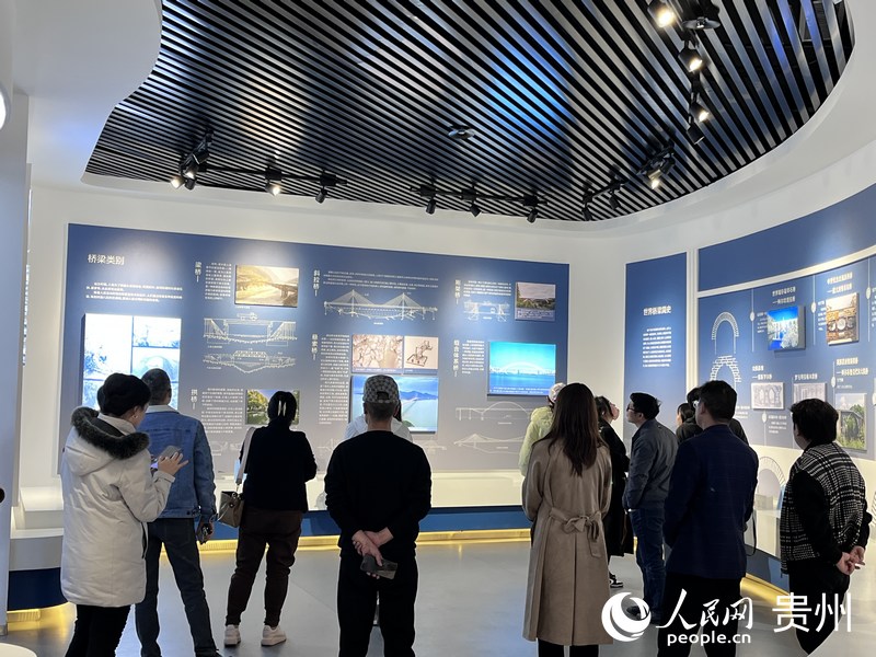 游客正在天空之橋服務區橋梁科普館內參觀。人民網 陳潔泉攝