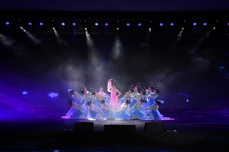 《索瑪花開》劇目。謝玉江攝