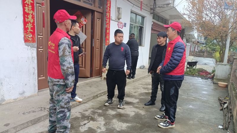 治風工作組上門開展工作 黃春蘭 攝.jpg