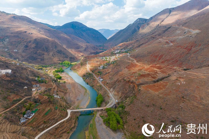 航拍下的海元村五拱橋連接兩岸。 人民網 涂敏攝