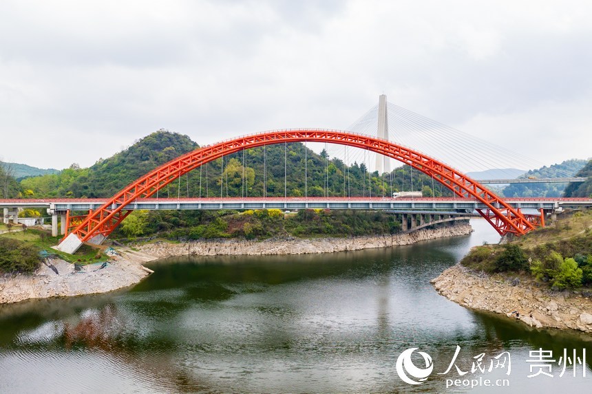 航拍貴黃公路花魚洞大橋。人民網記者 涂敏攝
