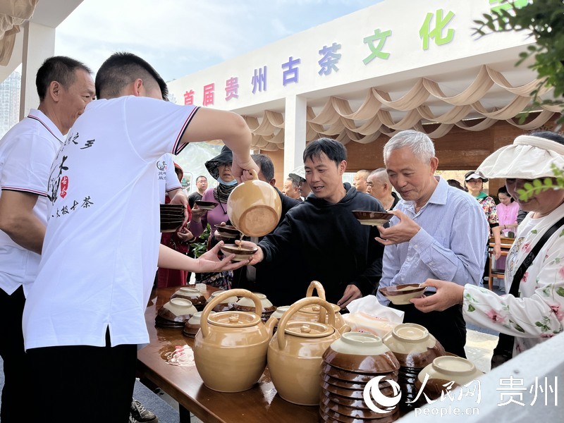 賓客現場品茗。人民網 李麗萍攝