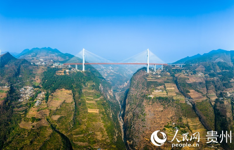 在高山峽谷中架起的杭瑞高速北盤江大橋。????人民網記者?涂敏攝