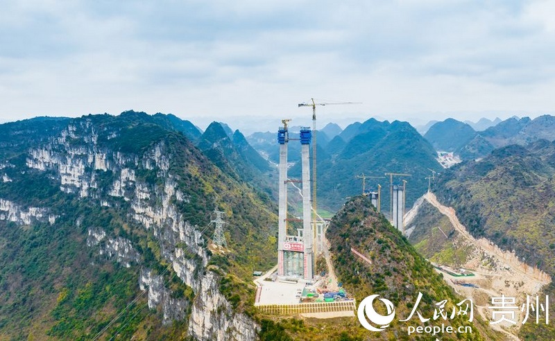 建設中的花江峽谷大橋（2023年1月拍攝）。人民網記者 涂敏攝