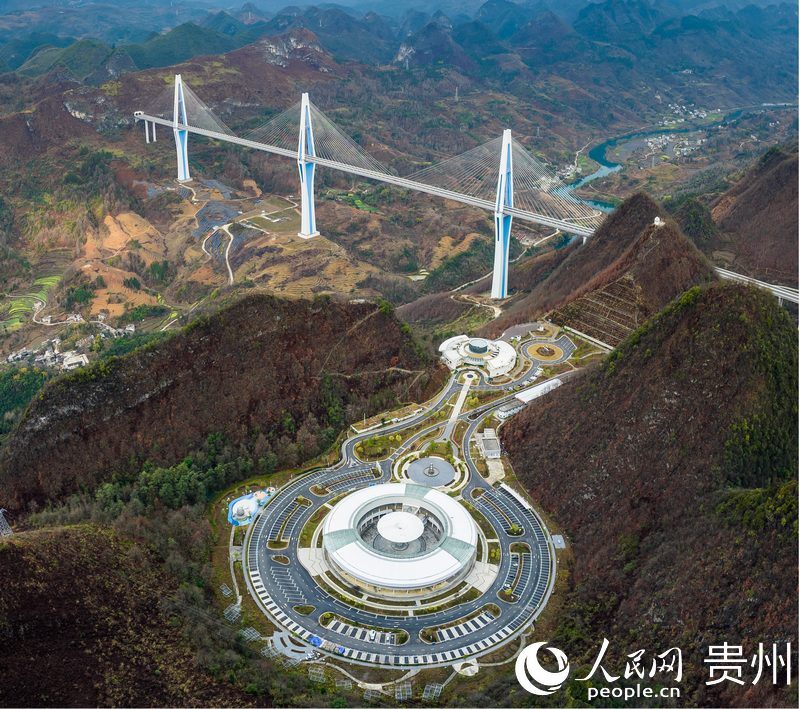 平塘特大橋“天空之橋”服務區。人民網記者?涂敏攝