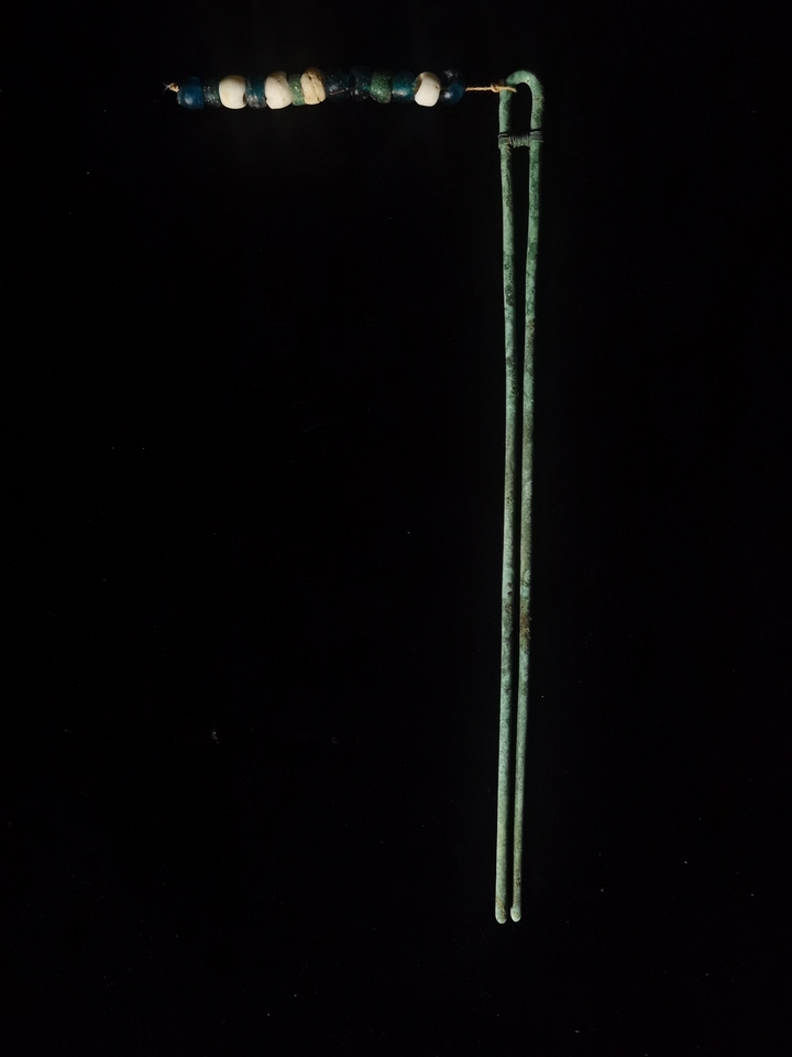 出土的珠飾及發釵。貴州省文物考古研究所供圖