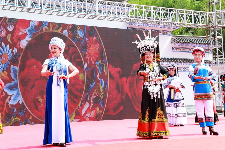 民族服飾展示。