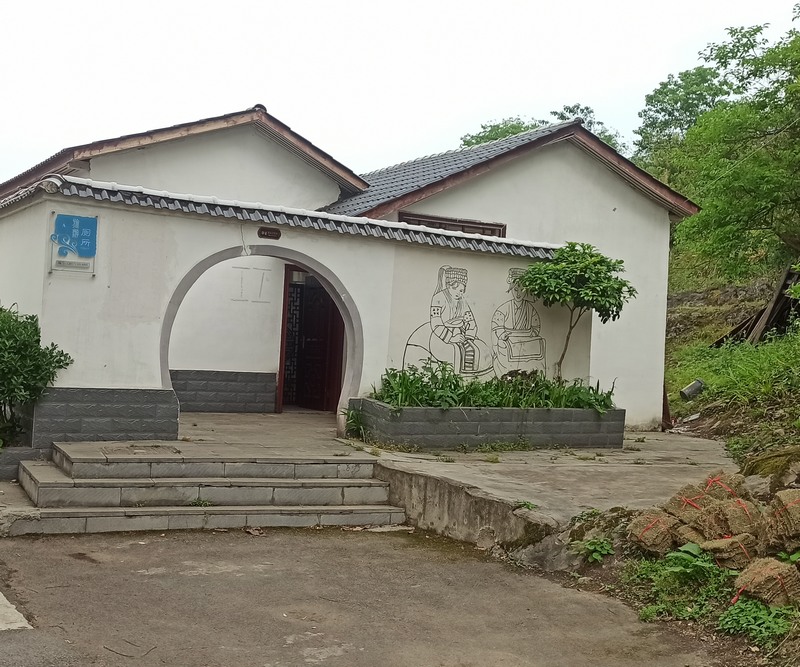 圖為六屯鎮大木村一組旅游公廁 李福貴 攝.jpg