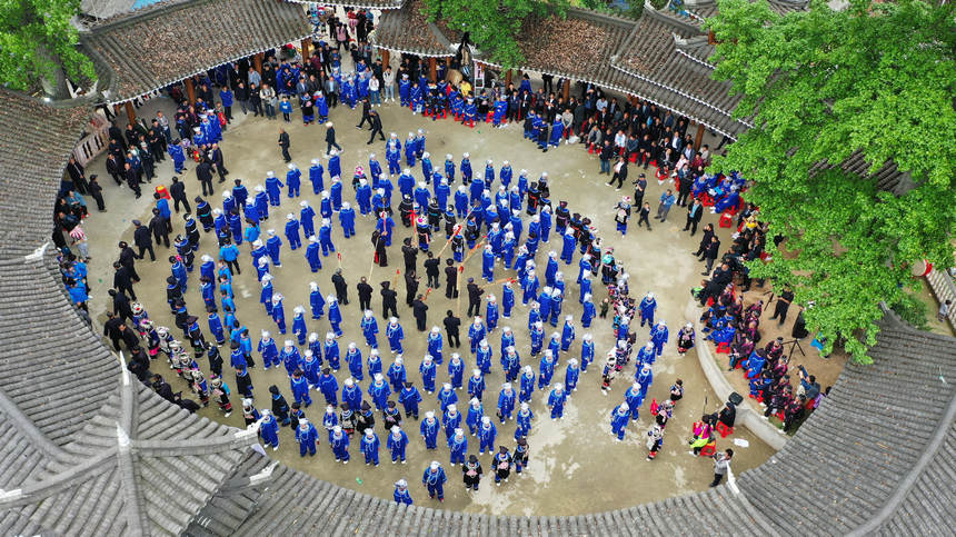 4月22日，新民村村民同外地游客同跳蘆笙舞，歡慶高雍苗族“三月三“。