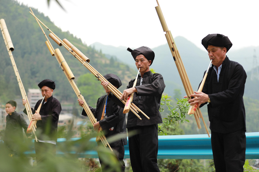 4月22日，苗族群眾在新民村吹蘆笙。 