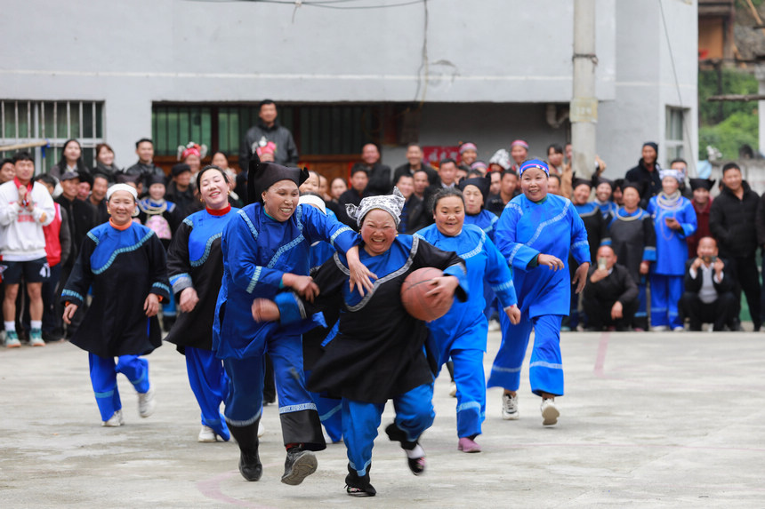 4月23日， 苗族群眾在新民村參加村“BA”籃球賽。
