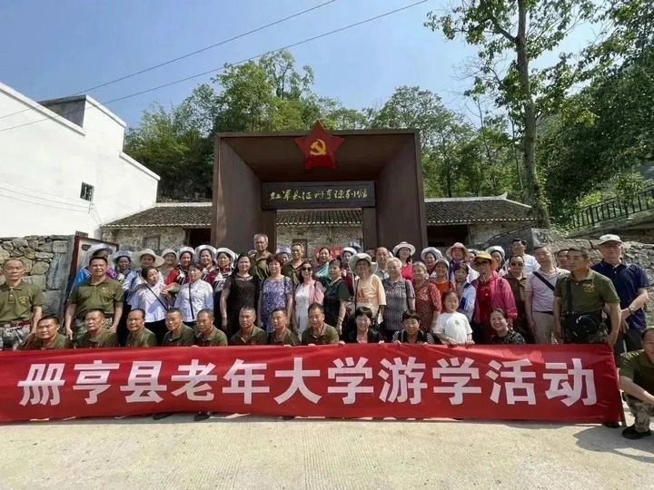圖為冊亨縣組織離退休老干部開展布依文化產業游學活動。