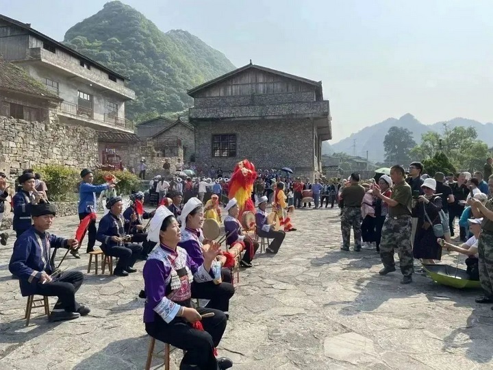 圖為離退休老干部參觀民族特色表演。