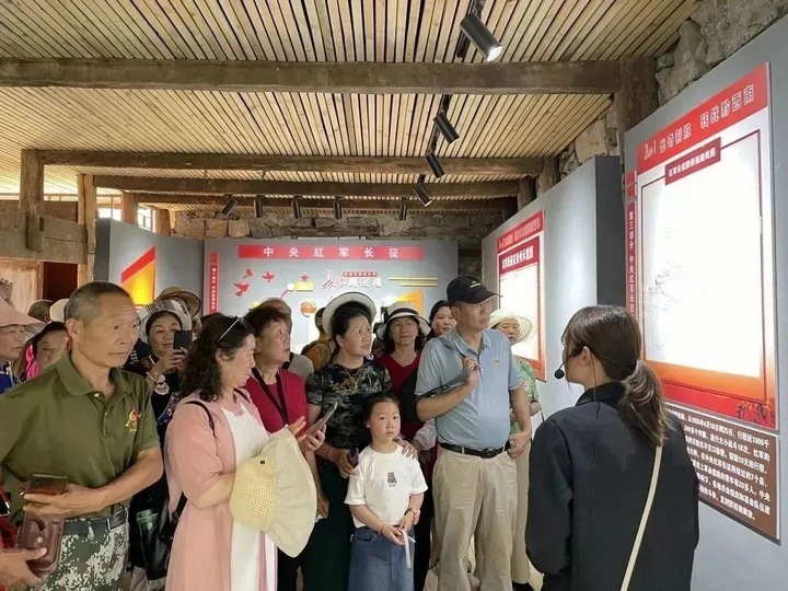 圖為離退休老干部集中參觀學習。