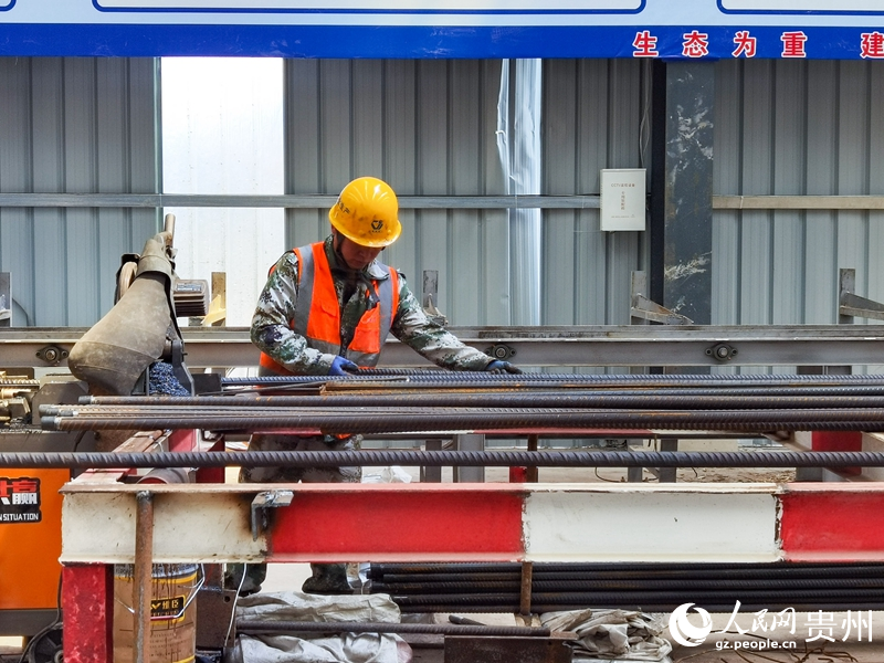 貴平2標鋼筋加工場內，工人正在作業。人民網 王秀芳攝