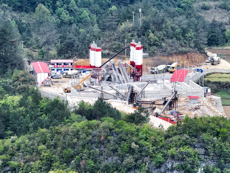 正在修建的4號拌合站。貴平13標供圖