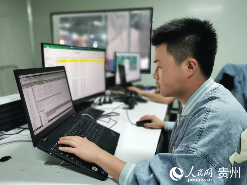 安達公司信息中心工作人員正在調試設備。人民網 李麗萍攝