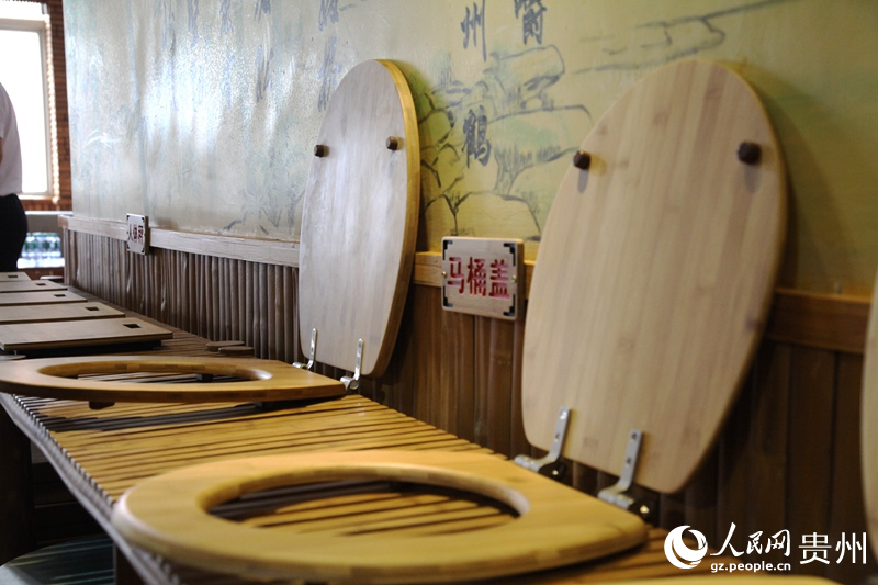 本地企業生產的竹馬桶蓋。人民網 龍章榆 攝