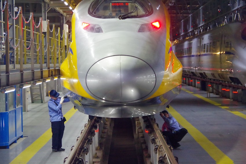 上線前對“黃醫生”進行檢查整備。宋兆強攝