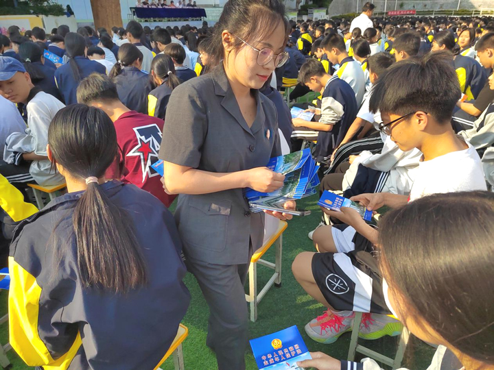 圖為發放宣傳資料。