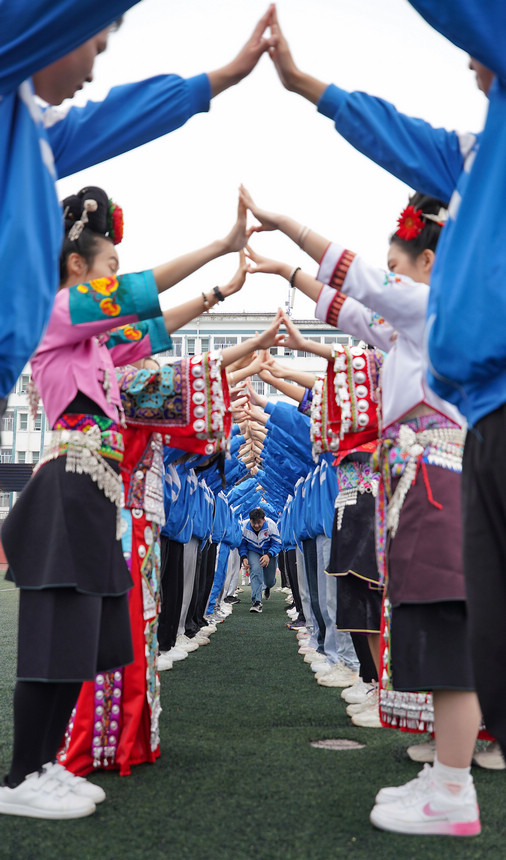 高三年級學生在“校園美食節”上做減壓游戲。黃曉海攝