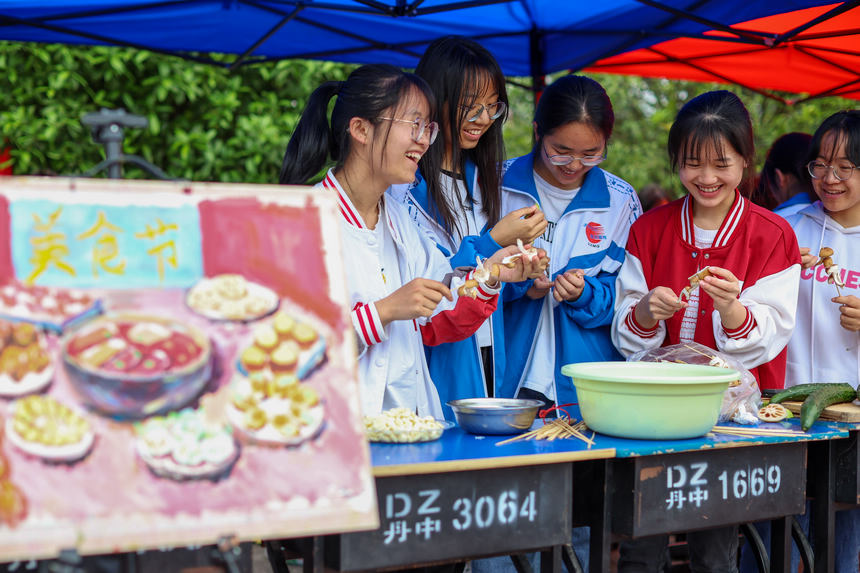 高三年級學生在“校園美食節”上加工食材。楊勝賢攝
