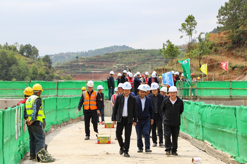 5月10日，威寧縣賴子河水庫，受邀代表到大壩參觀。（趙慶能 攝）