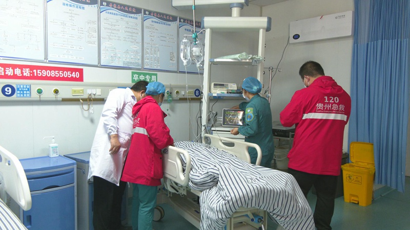 王開秀和同事正在搶救急診病人。受訪者供圖