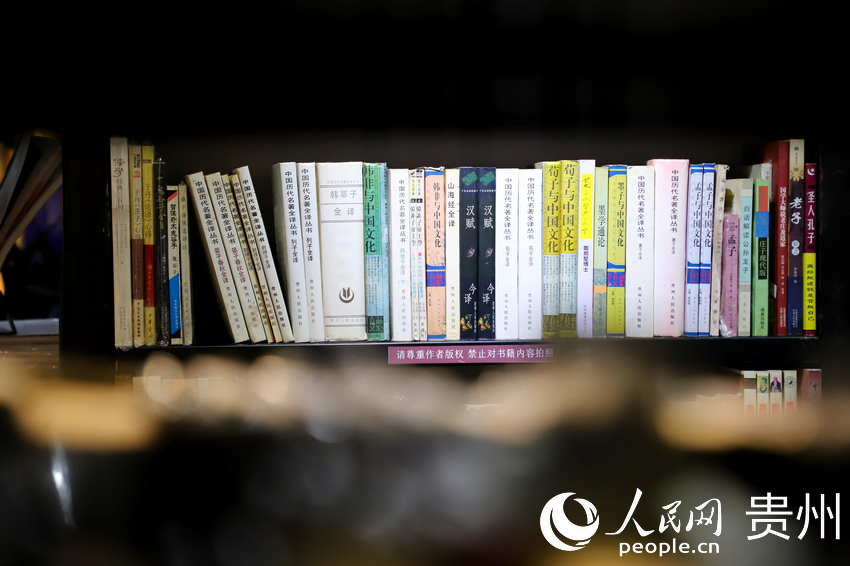 “也閑書局”整齊排列的書籍。人民網 顧蘭云攝 