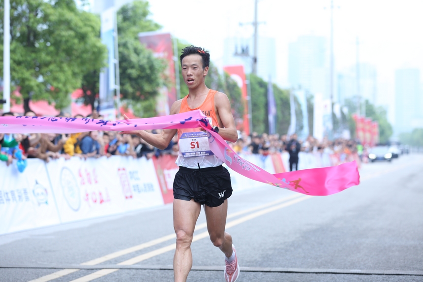 2023思南環烏江半程馬拉松男子組管油勝沖線。田小龍攝