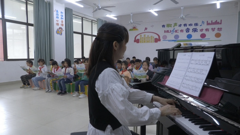 盧偉娟正在上課。