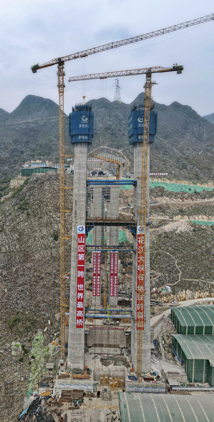 六枝至安龍高速公路控制性工程花江峽谷大橋建設如火如荼。劉青攝