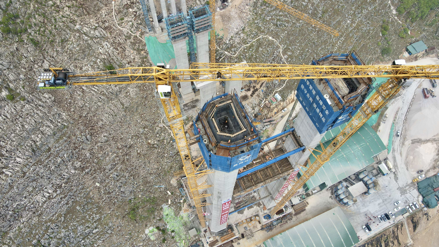 六枝至安龍高速公路控制性工程花江峽谷大橋建設如火如荼。劉青攝