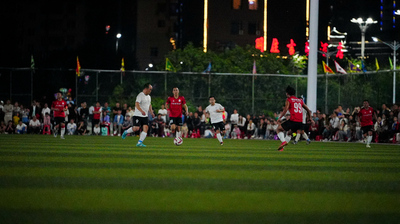 村民搬著小板凳坐在場地周圍看球賽。圖片由榕江縣融媒體中心提供