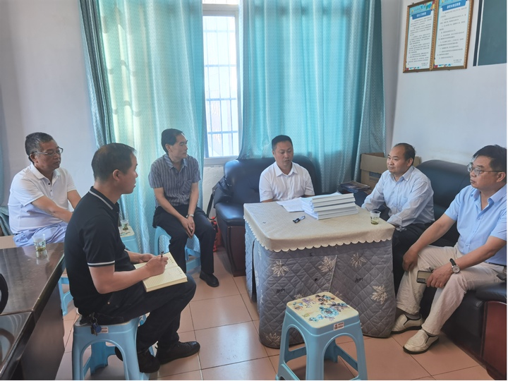 圖為調研組在興仁市第三小學調研。