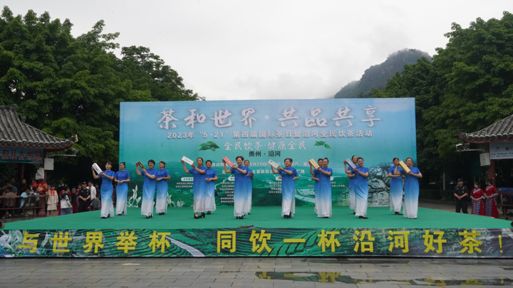 活動中，現場開展文藝表演。張洪全攝