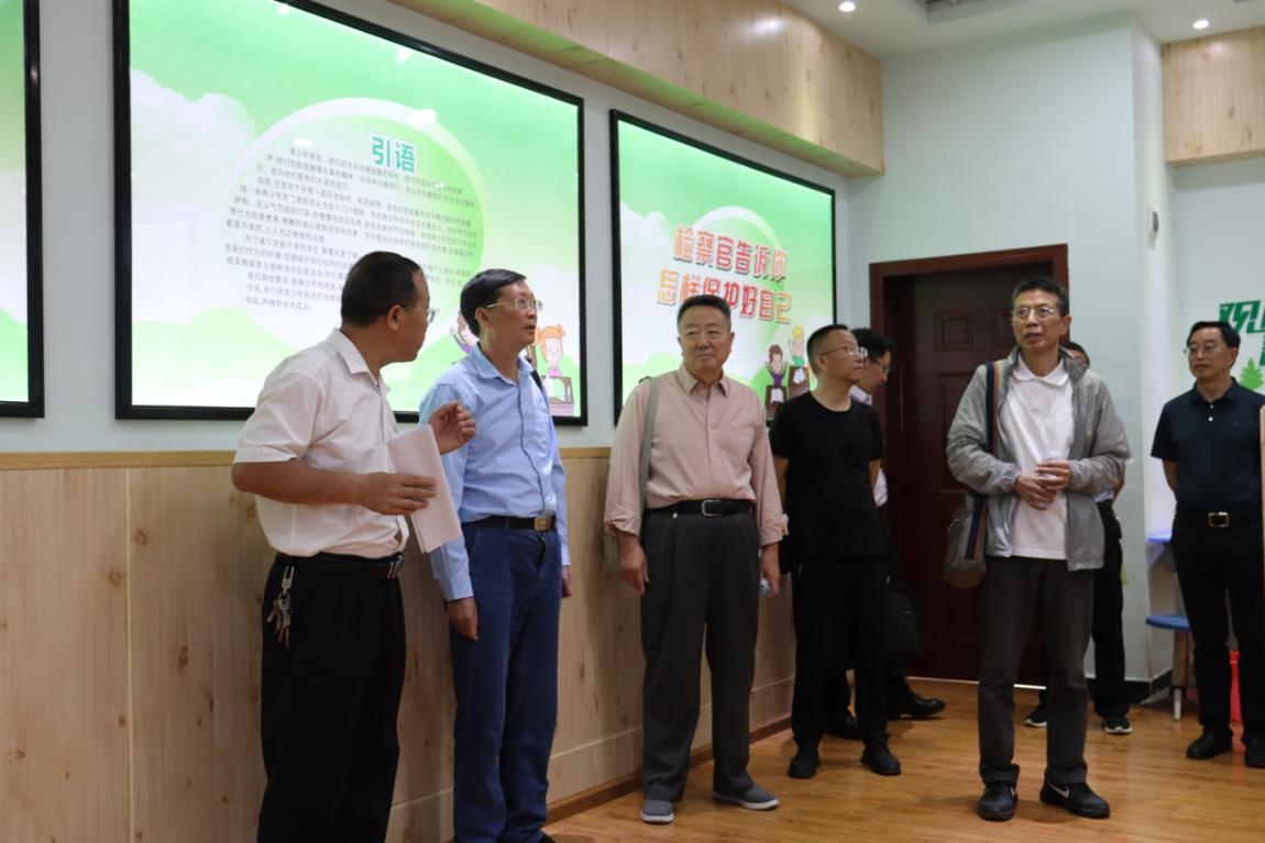 圖為在安龍縣第六中學調研。