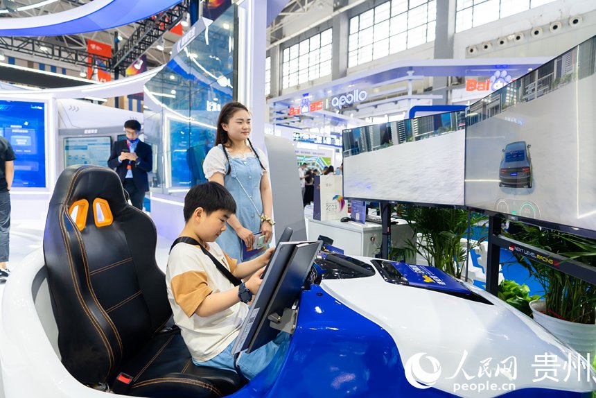 小朋友在展館內體驗模擬駕駛。人民網記者 涂敏攝